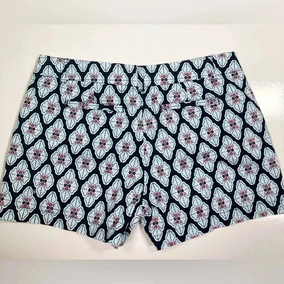 Crown & Ivy Shorts Navy Floral Flat Front Cotton Shorts Women’s Size 12 P - Picture 6 of 11